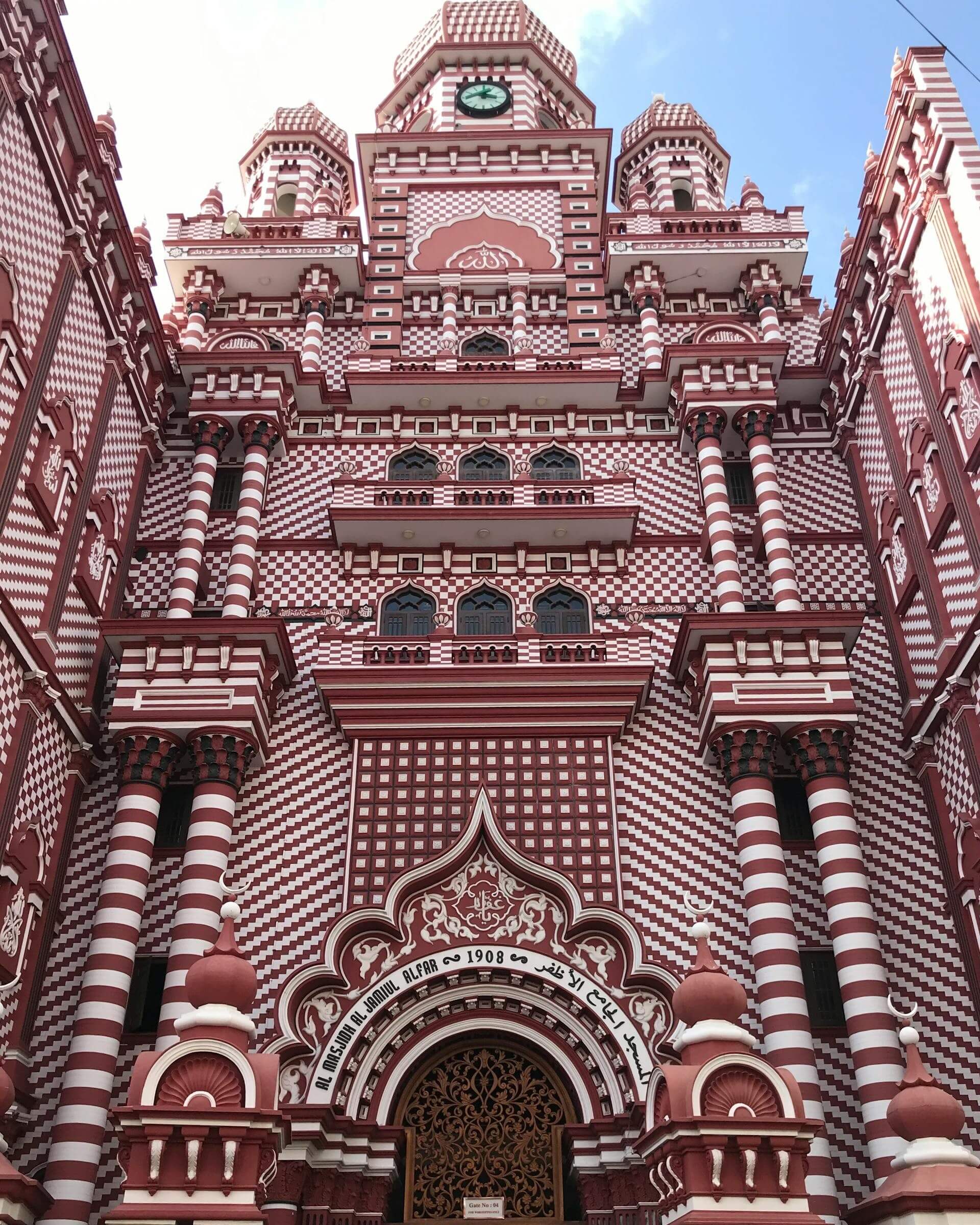 Jami Ul-Alfar Mosque red and white tower